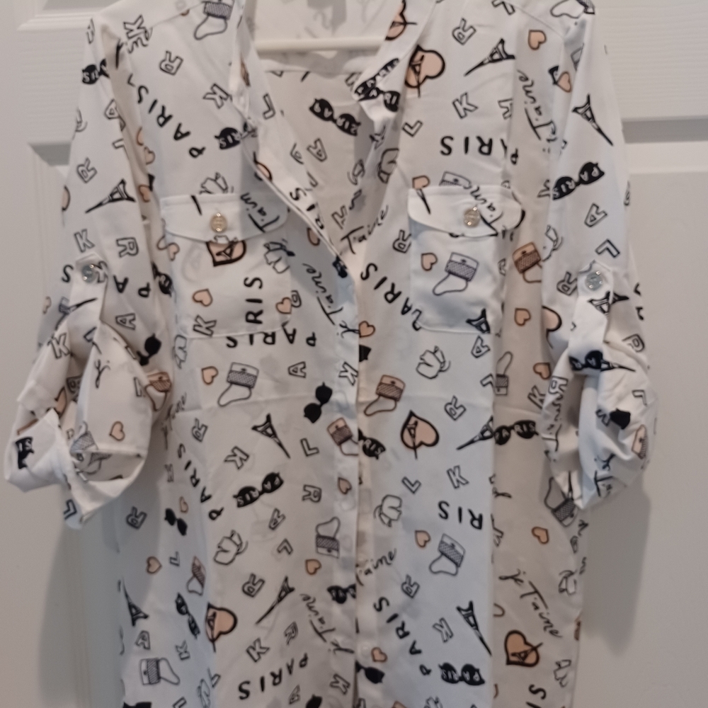 Buttoned down blouse with two pockets and 3/4 sleeve with button to shorten